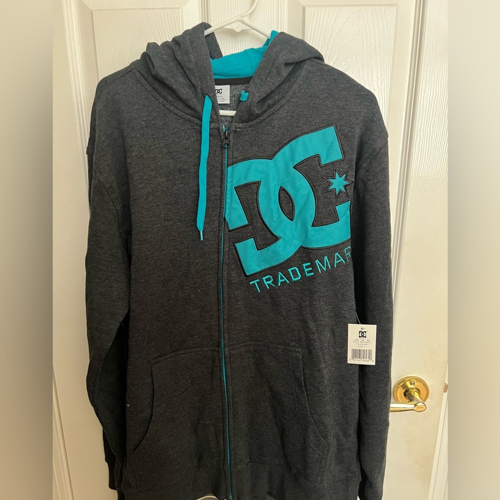 New, never worn men’s DC zip up hoodie size L